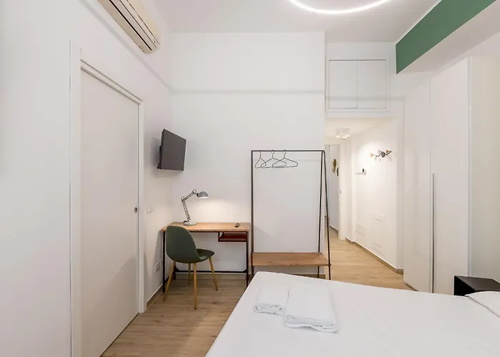 Entire With Patio In The Isola Area Mailand