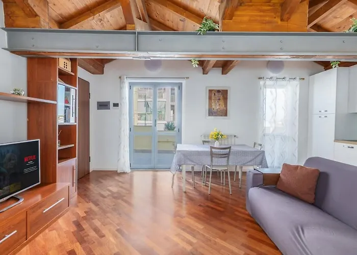 Homey Grandeur - Spacious With Terrace & Wi-fi *