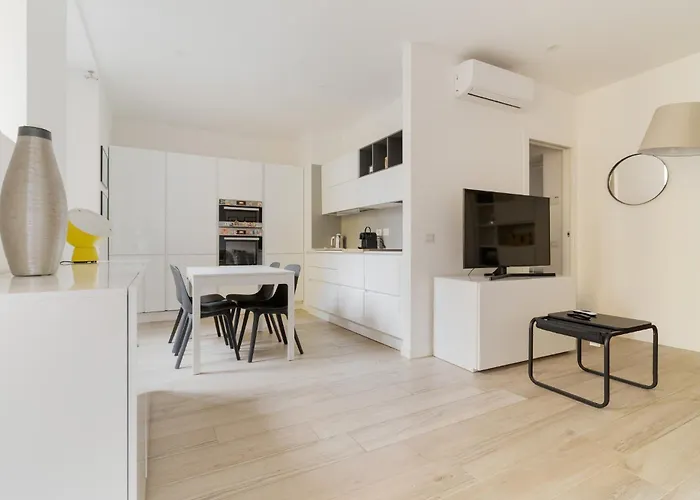 Guesthost - Bright Flat Near Stazione * Milán