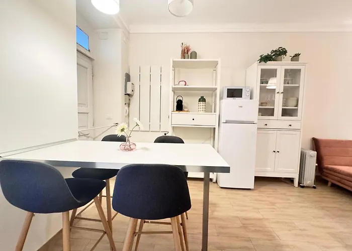 Romantic Nest - Authentic - Watt Road Apartment