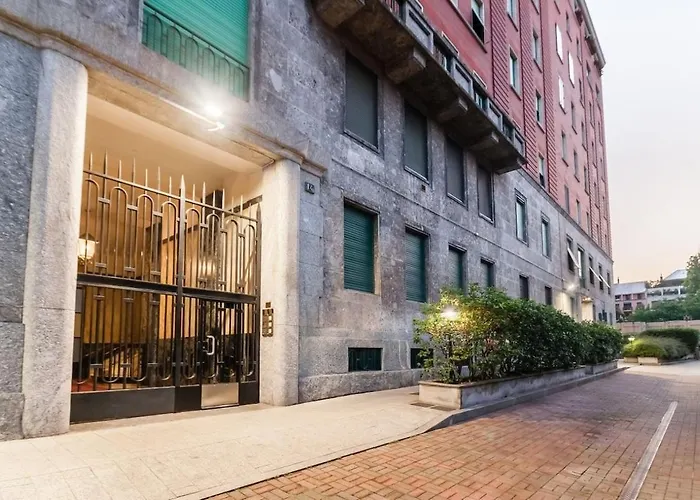 Large Near The Station Apartment Milan