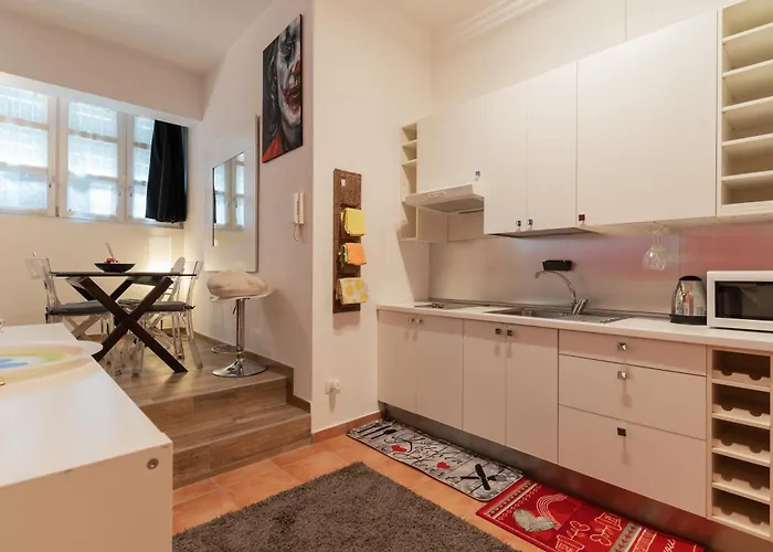 Guesthost - Modern Acquabella *