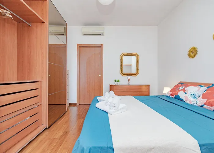 Stylish Near Duomo, Near Metro, Balcony Appartement