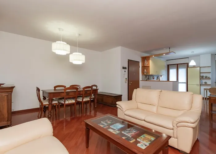 Metro 4 Spacious And Bright Three-room 밀라노