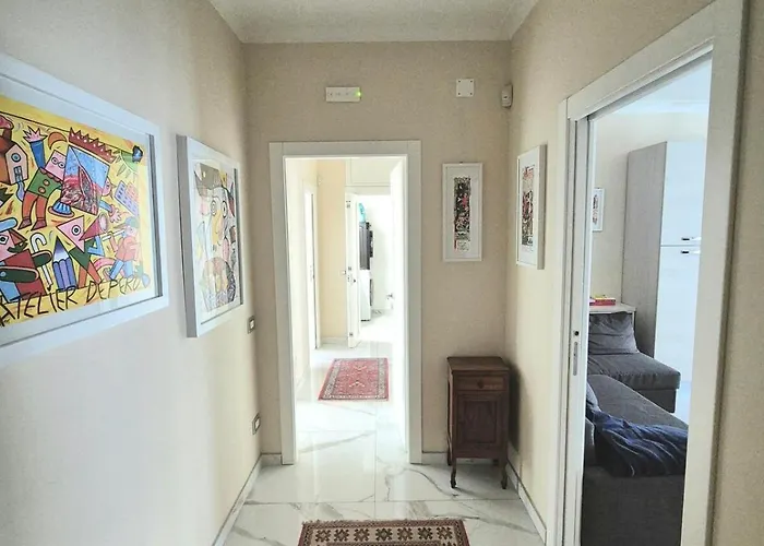 Arrivasti Stays, Spacious In Centre Апартаменты