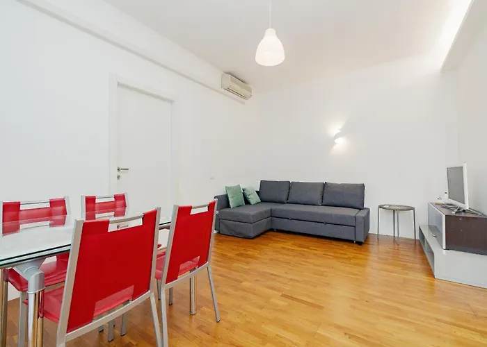 Isola - 2 Bedrooms - Free Parking * מילאנו