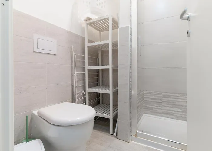 Guesthost - Lovely In Maggiolina