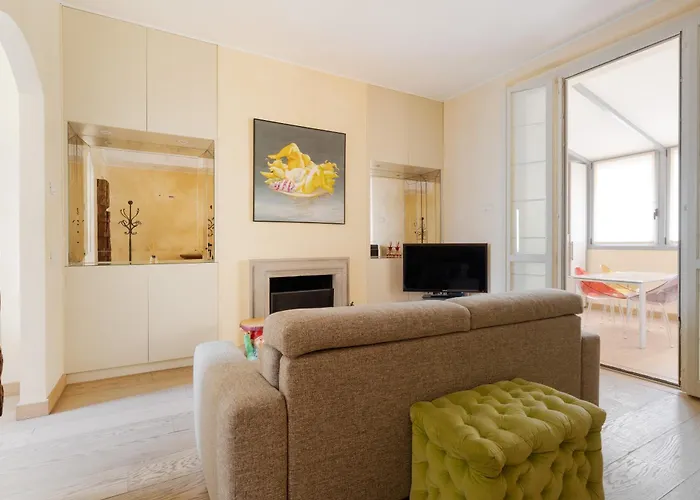 Duomo - San Babila - Elegante Trilocale Con Balcone * Milão