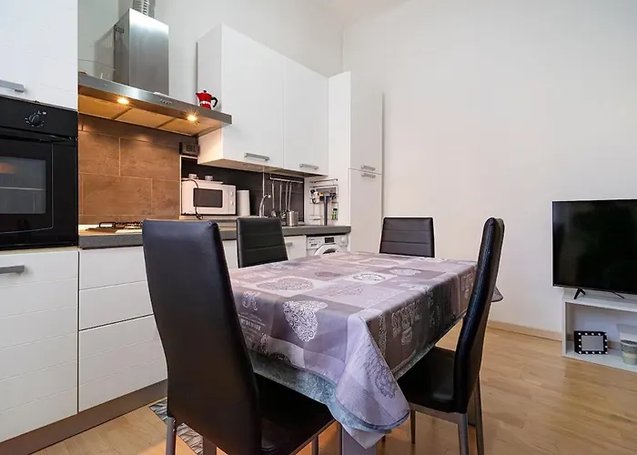 Quiet Just Minutes From The Center *