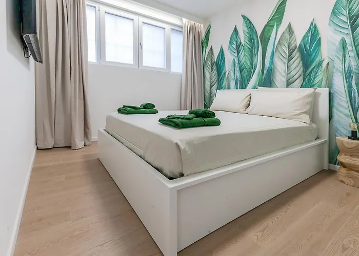 Urban Jungle M3 Duomo 12 Min * ミラノ