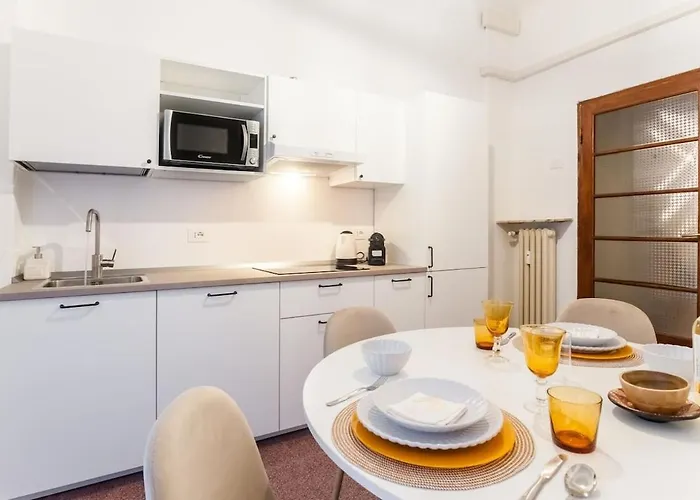 Large Near The Station Daire