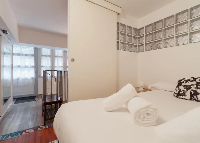 Guesthost - Modern Acquabella