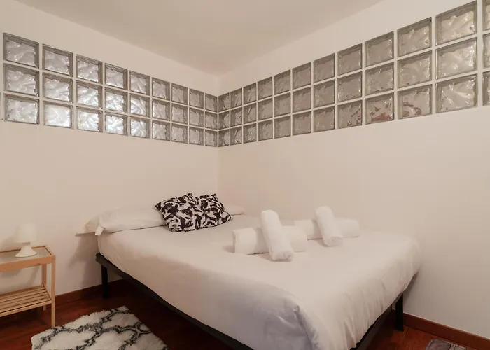 Guesthost - Modern Acquabella Apartment *