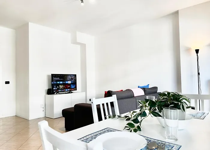 Peaceful Oasis With Balcony And Parking, Milan