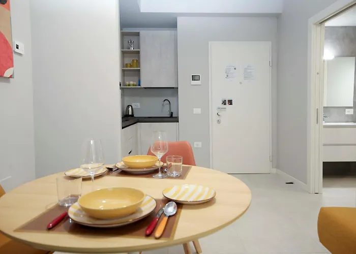 Elegante E Luminoso In Zona Navigli Appartement
