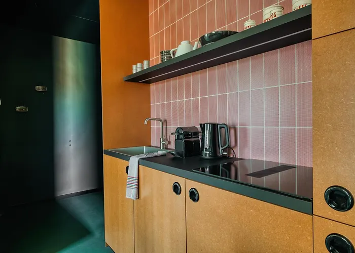 Апартаменты Just Urban Stays - Chic Retro 1Br Apartment -10 Min By Tram To Duomo