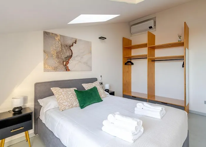 Luxury Elegant Penthouse 3 Bedrooms, 2 Bathrooms Mediolan