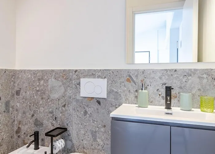 Luxury Elegant Penthouse 3 Bedrooms, 2 Bathrooms