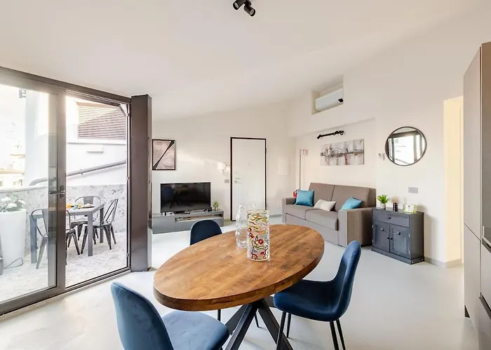 Luxury Elegant Penthouse 2 Bedrooms, 2 Bathrooms *