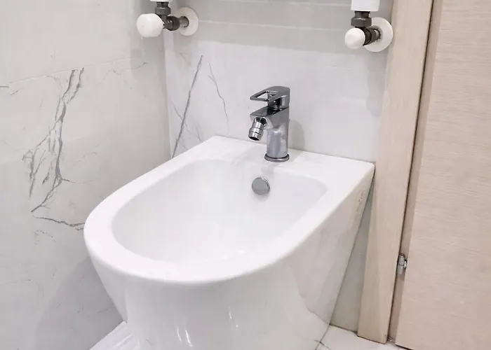 Bed & Garage Apartment In Villa *