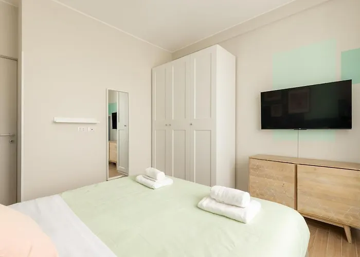 Bdc - Tender 2bdr At Navigli Area Милан