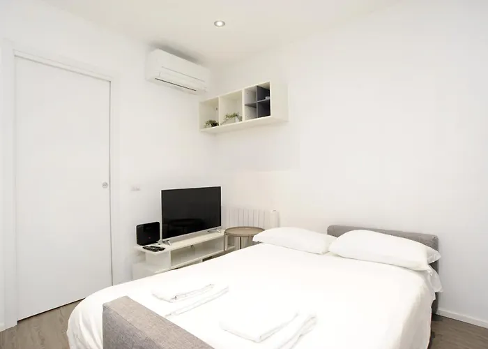 Colonne San Lorenzo Walk To Duomo & Navigli *