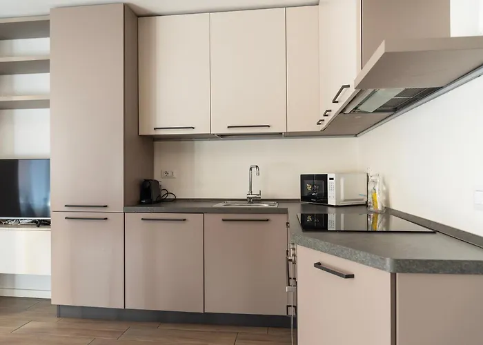 Youhosty - With Ac, Metro Stop * 밀라노