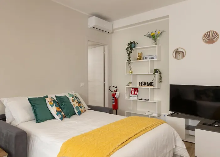 Art - Bocconi Near Train Station, Navigli * Milão