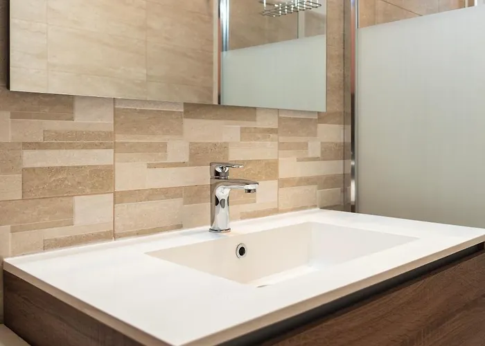 Youhosty - Lodi Rosso 121 * ميلان