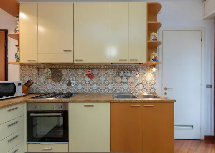 Metro 4 Spacious And Bright Three-room 아파트