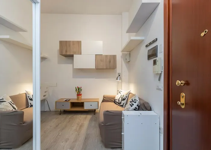 Comfortable Two-room Porta Romana M3 Mailand