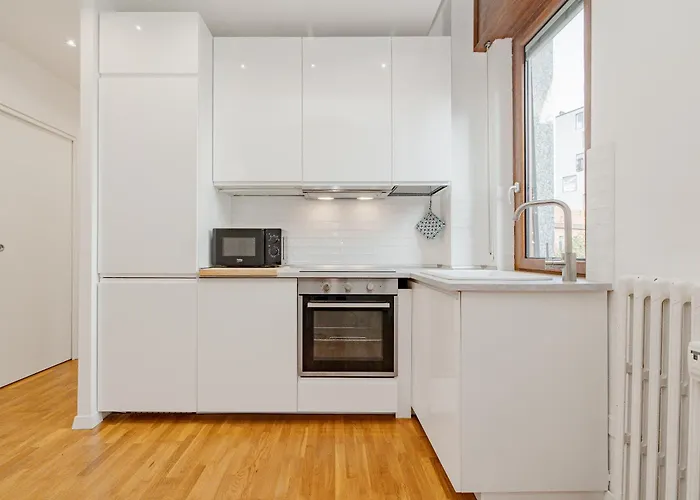 Isola - 2 Bedrooms - Free Parking