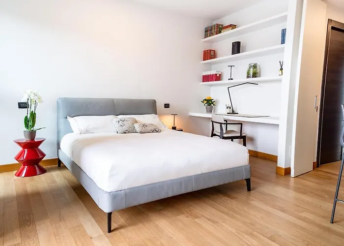 Unit D With View And Terrace דירה מילאנו