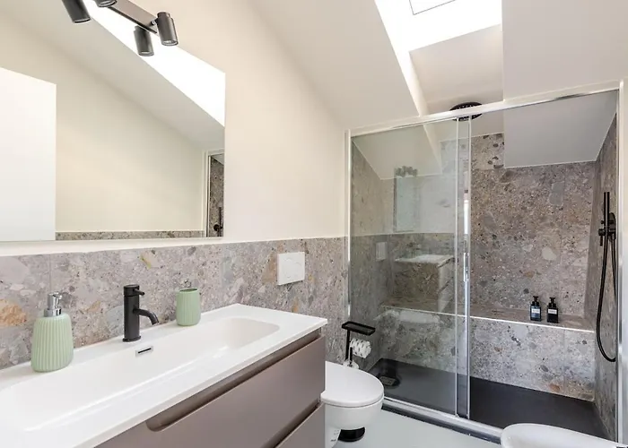 Luxury Elegant Penthouse 3 Bedrooms, 2 Bathrooms *