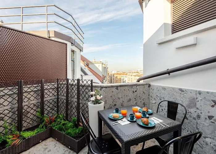 Luxury Elegant Penthouse 2 Bedrooms, 2 Bathrooms