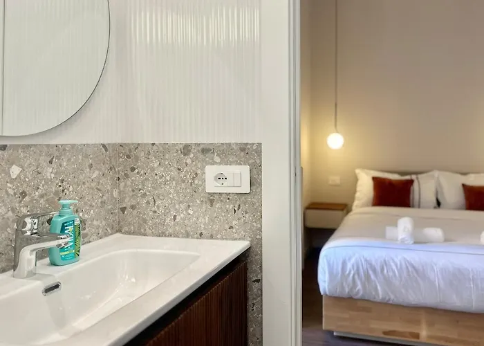 Designer Apartment, Entire Home, 2 Bathrooms, For Families, Groups מילאנו