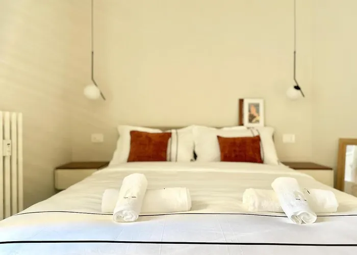 Designer Apartment, Entire Home, 2 Bathrooms, For Families, Groups דירה מילאנו