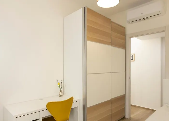 Art - Bocconi Near Train Station, Navigli Milão