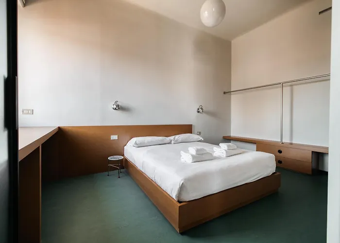 Апартаменты Just Urban Stays - Chic Retro 1Br Apartment -10 Min By Tram To Duomo *