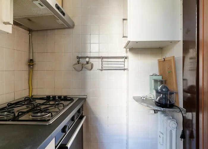 Guesthost - Bright Comfy Appartement