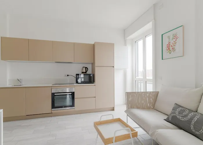 Guesthost - Lovely In Maggiolina