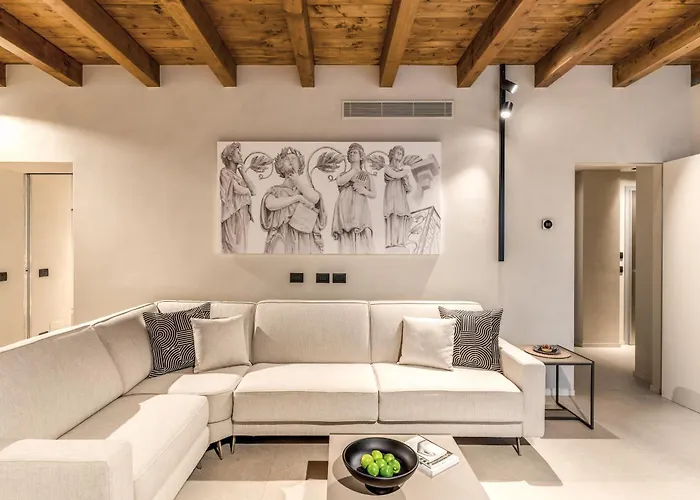 Seety Porta Romana Statue Apartment *