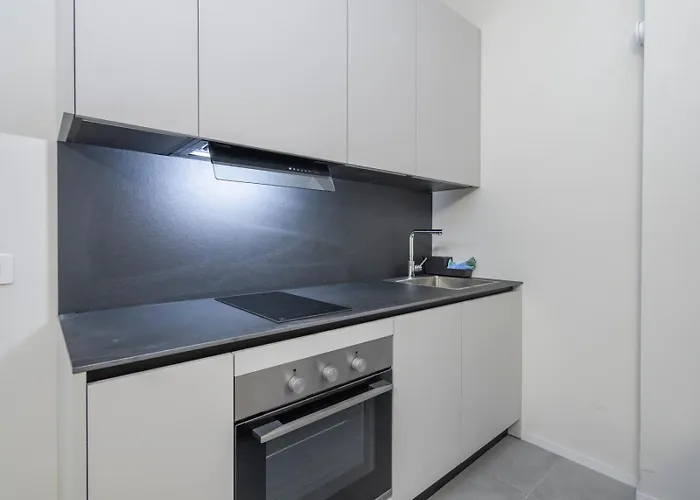 Duomo M5 A Stone's Throw From The Subway *