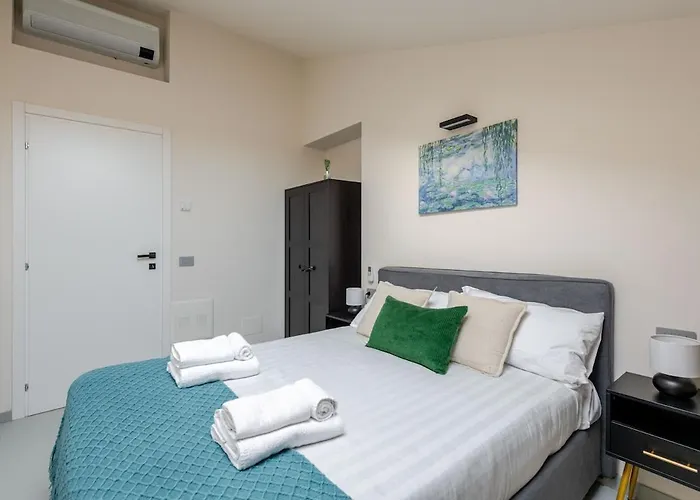 Luxury Elegant Penthouse 3 Bedrooms, 2 Bathrooms