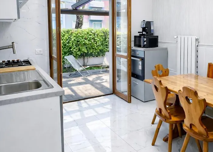 Bed & Garage Apartment In Villa דירה