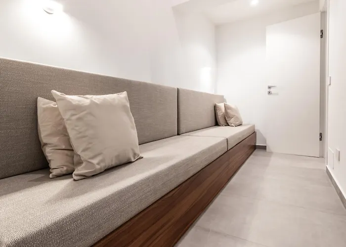 Nestco The Townhouse Jenner 公寓 *