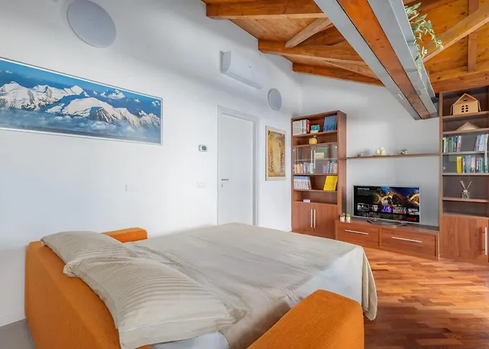 Homey Grandeur - Spacious With Terrace & Wi-fi *