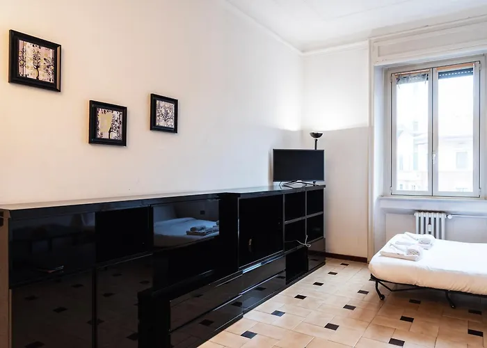 Youhosty - Lodi Rosso 121 * ميلان