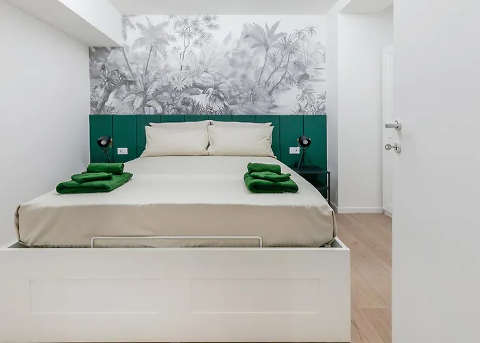 Urban Jungle M3 Duomo 12 Min * ミラノ