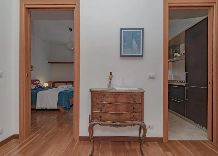 Stylish Near Duomo, Near Metro, Balcony Appartement